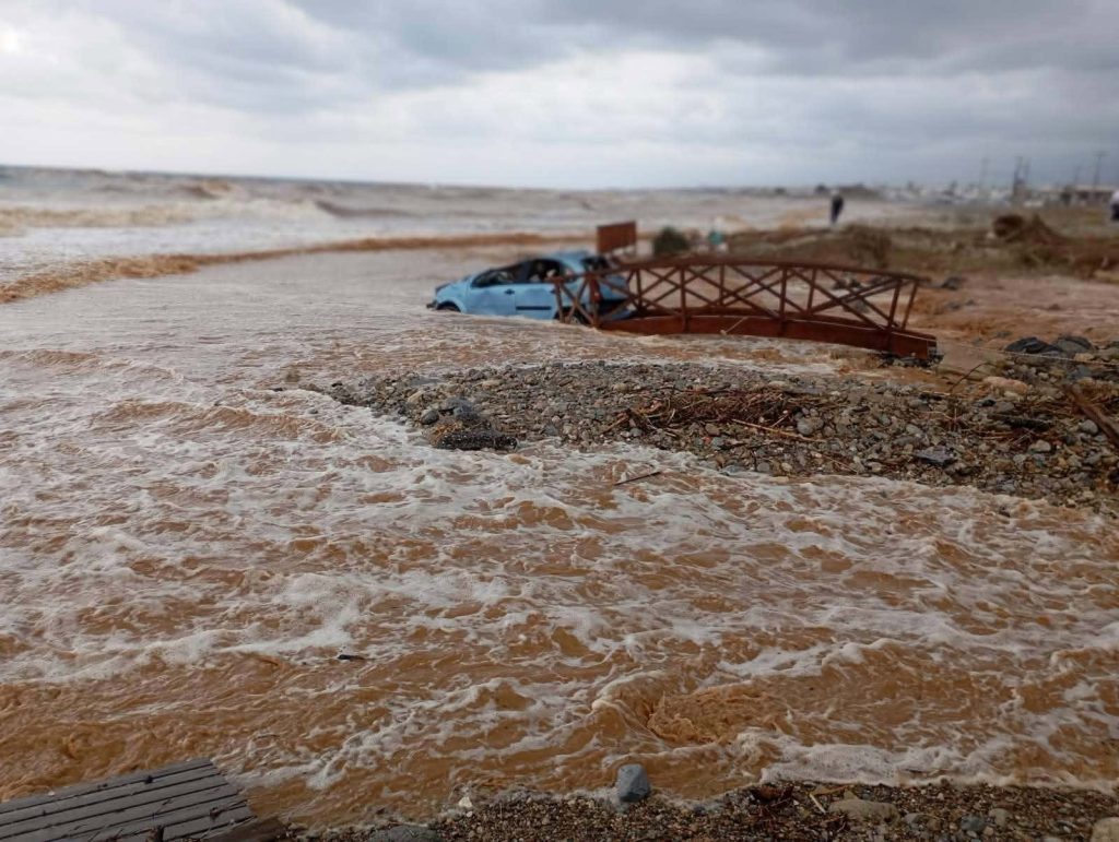 Η κακοκαιρία «χτυπάει» την Κρήτη: Πλημμύρες, καταστροφές και δρόμοι-ποτάμια σε Ηράκλειο και Λασίθι