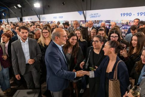 ΗΠΑ: Οι Δημοκρατικοί συγκεντρώνουν περισσότερα χρήματα από τους Ρεπουμπλικάνους παρά τις δωρεές-ρεκόρ του Μασκ