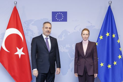 Aλβανία: Νέες διαδηλώσεις ενάντια στις «καρέκλες διαλόγου» που έστησε ο Έντι Ράμα – Το ΕΡΤnews στα Τίρανα