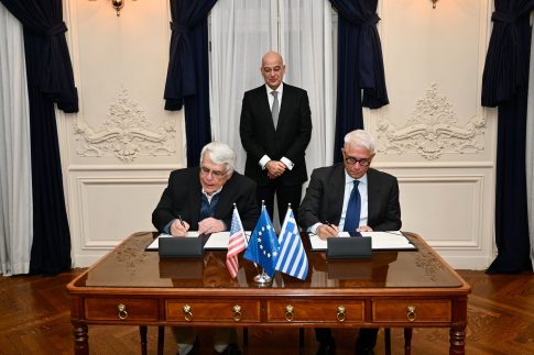 Πλήγματα σε επτά πλοία ανακοίνωσε το Ιράν – Προειδοποιεί τις ΗΠΑ για επιθέσεις σε βάσεις τους