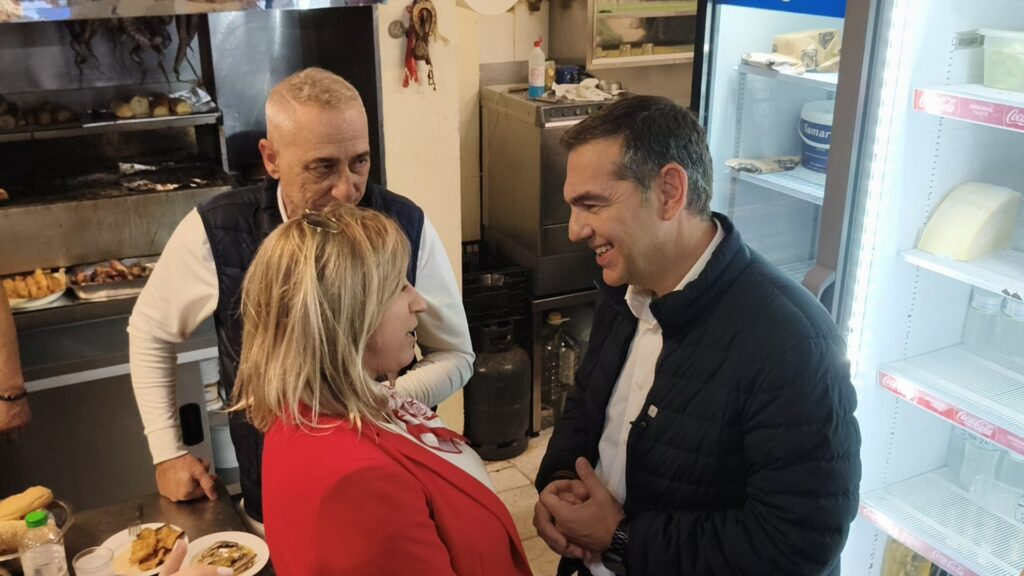 Συνάντηση Τσίπρα με φοιτητές στον Βόλο: «Οι πολιτικές Μητσοτάκη στερούν από τους νέους το δικαίωμα στο όνειρο»