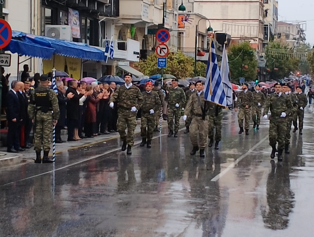 Παρέλαση υπό βροχή στη Λάρισα: Ακυρώθηκαν οι μαθητικές παρελάσεις στους περιφερειακούς δήμους