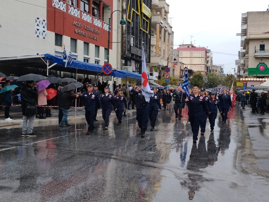 Παρέλαση υπό βροχή στη Λάρισα: Ακυρώθηκαν οι μαθητικές παρελάσεις στους περιφερειακούς δήμους