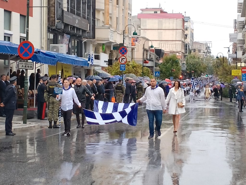 Παρέλαση υπό βροχή στη Λάρισα: Ακυρώθηκαν οι μαθητικές παρελάσεις στους περιφερειακούς δήμους
