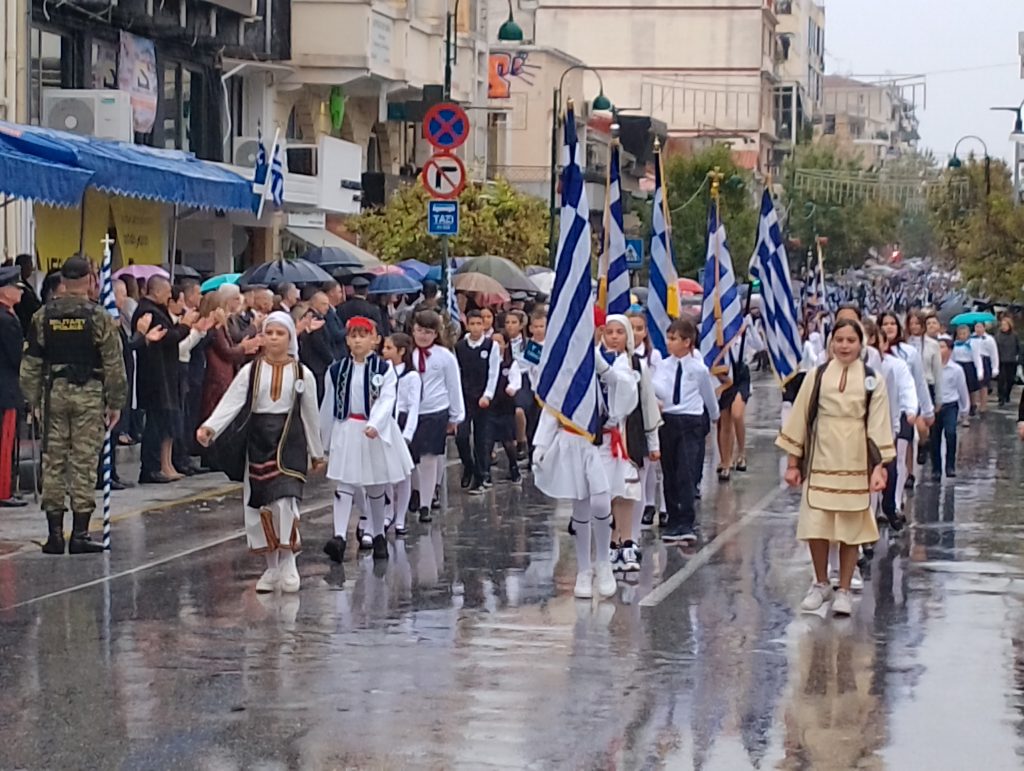 Παρέλαση υπό βροχή στη Λάρισα: Ακυρώθηκαν οι μαθητικές παρελάσεις στους περιφερειακούς δήμους