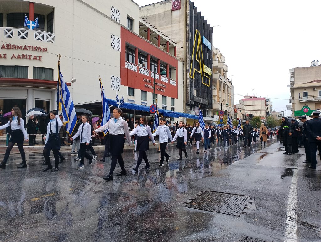Παρέλαση υπό βροχή στη Λάρισα: Ακυρώθηκαν οι μαθητικές παρελάσεις στους περιφερειακούς δήμους