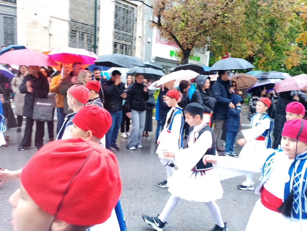 Παρέλαση υπό βροχή στη Λάρισα: Ακυρώθηκαν οι μαθητικές παρελάσεις στους περιφερειακούς δήμους