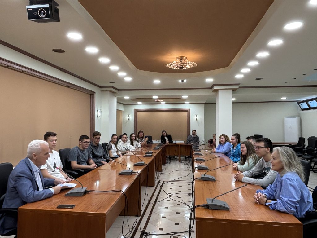 Πρόταση μαθητών για ηλεκτρικά λεωφορεία και ποδήλατα στο Σουφλί – Τιμητική πλακέτα από τον Δήμο