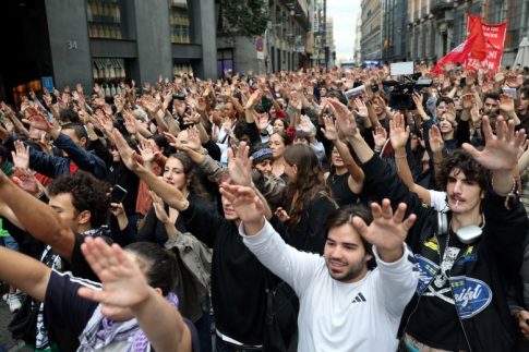 Βενεζουέλα: Συγκίνηση στην εκδήλωση μνήμης για τα θύματα του διπλού σεισμού