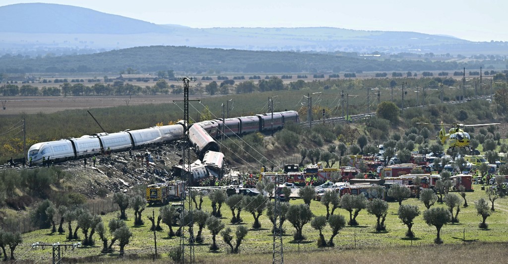 «Βλάβη και λανθασμένη απόφαση» έφεραν την τραγωδία στο Τολέδο: Στους 68 οι νεκροί από τη σύγκρουση των δύο τρένων – Συνεχίζονται οι έρευνες στα συντρίμμια