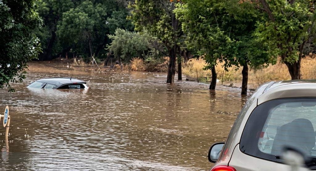 Κακοκαιρία: Πλημμύρες σε Αττική, Εύβοια, Σκιάθο και Ρόδο – Κλειστοί δρόμοι, προβλήματα στην ηλεκτροδότηση και απαγορευτικό απόπλου – Ήχησε το 112
