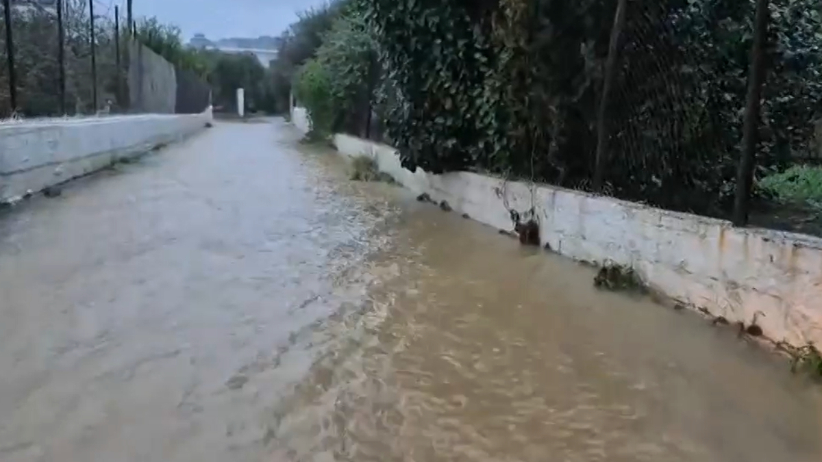Κακοκαιρία: Πλημμύρες σε Αττική, Εύβοια, Σκιάθο και Ρόδο – Κλειστοί δρόμοι, προβλήματα στην ηλεκτροδότηση και απαγορευτικό απόπλου