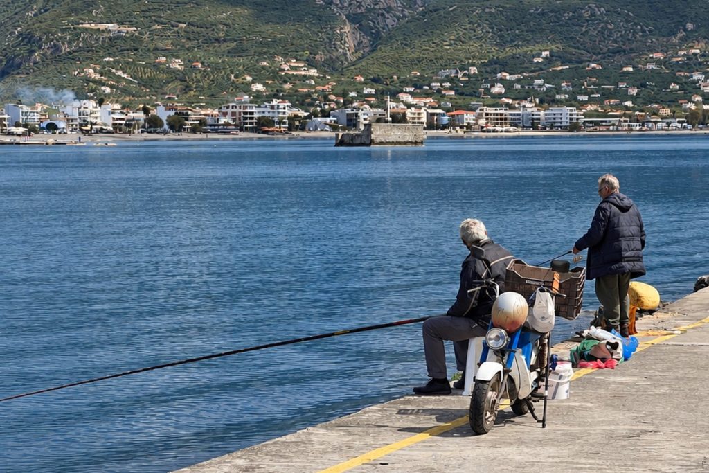 Καλαμάτα: Δύτες και εθελοντές καθαρίζουν τον βυθό του λιμανιού την Κυριακή