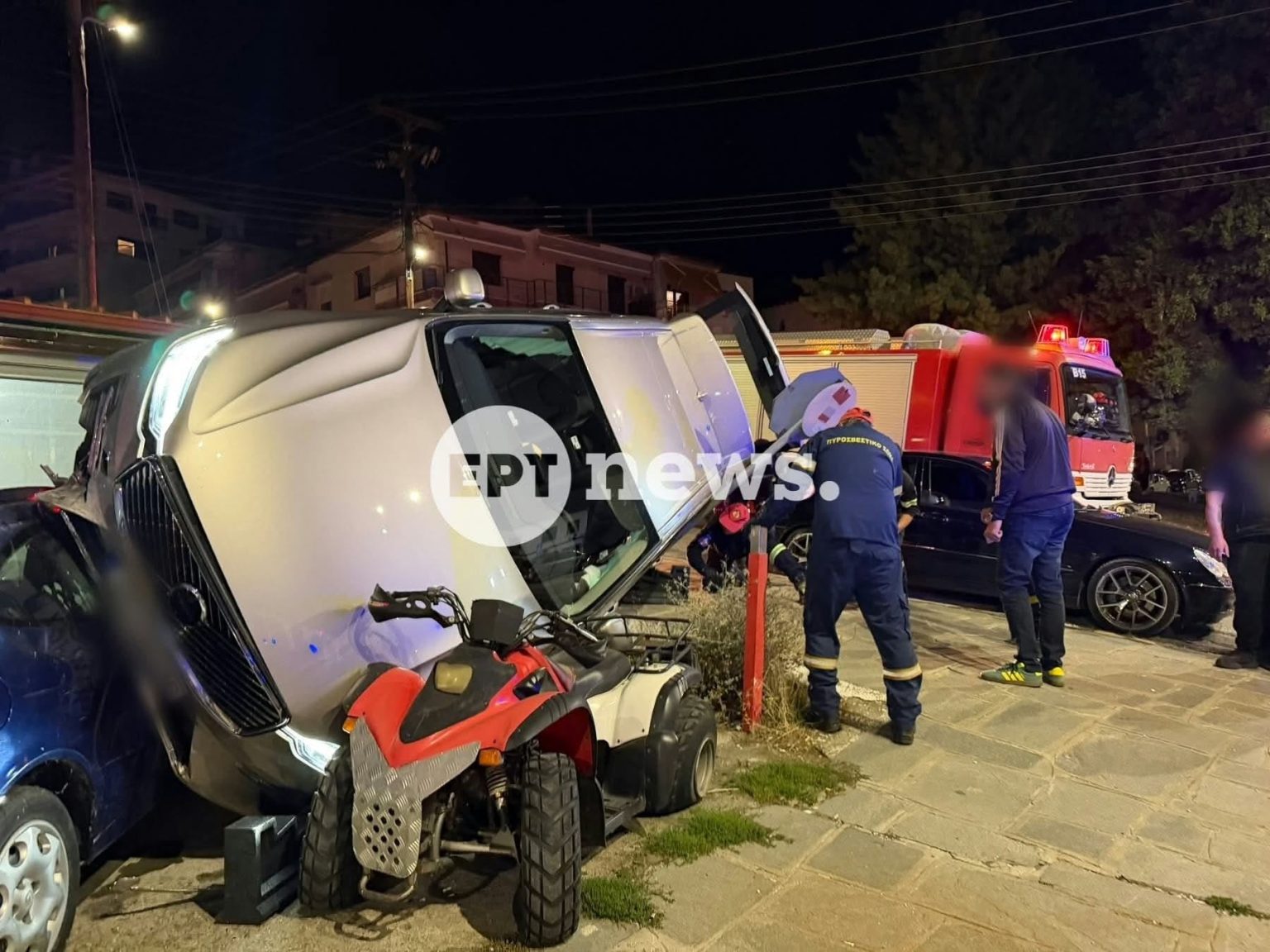 Καστοριά: Αυτοκίνητο αναποδογύρισε σε προαύλιο συνεργείου μηχανών – Απεγκλωβίστηκαν μητέρα και παιδί