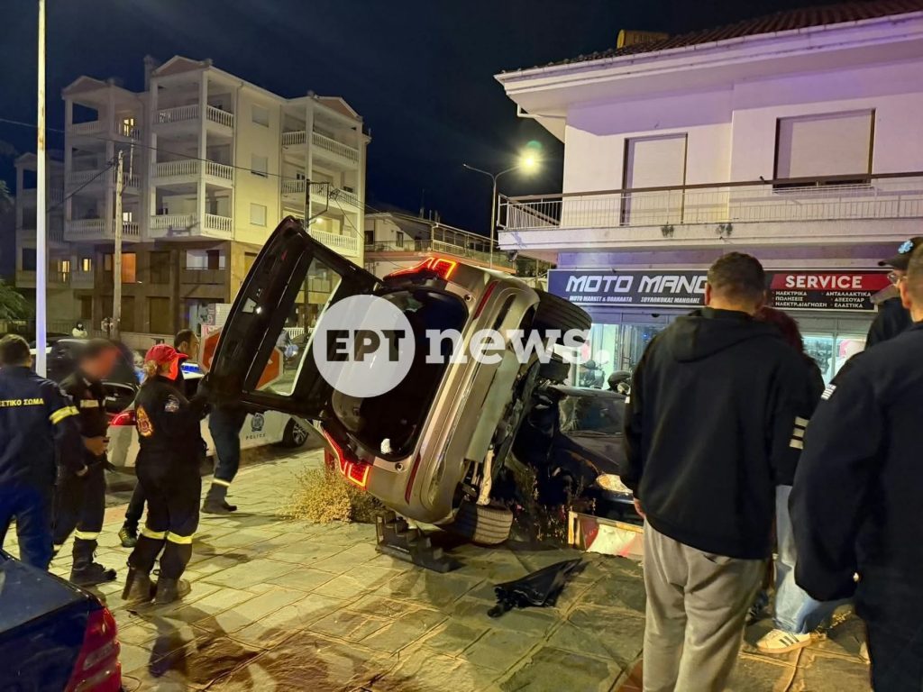 Καστοριά: Αυτοκίνητο αναποδογύρισε σε προαύλιο συνεργείου μηχανών – Απεγκλωβίστηκαν μητέρα και παιδί