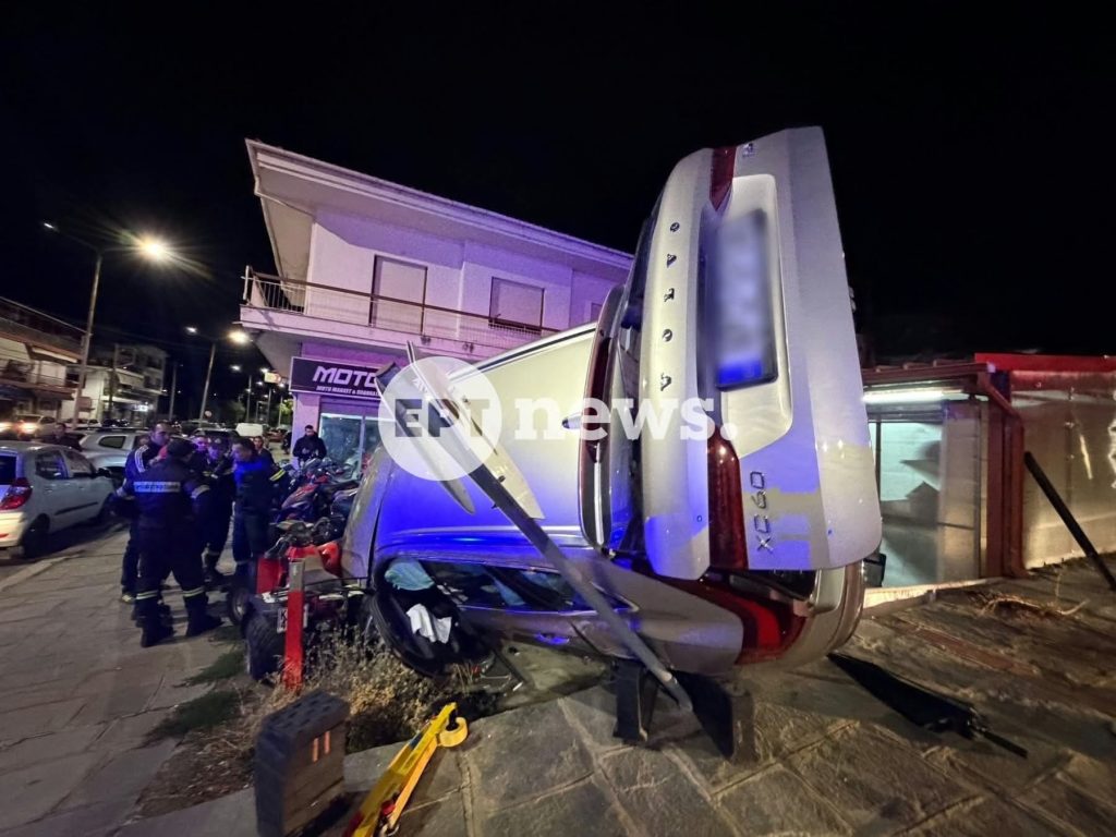 Καστοριά: Αυτοκίνητο αναποδογύρισε σε προαύλιο συνεργείου μηχανών – Απεγκλωβίστηκαν μητέρα και παιδί