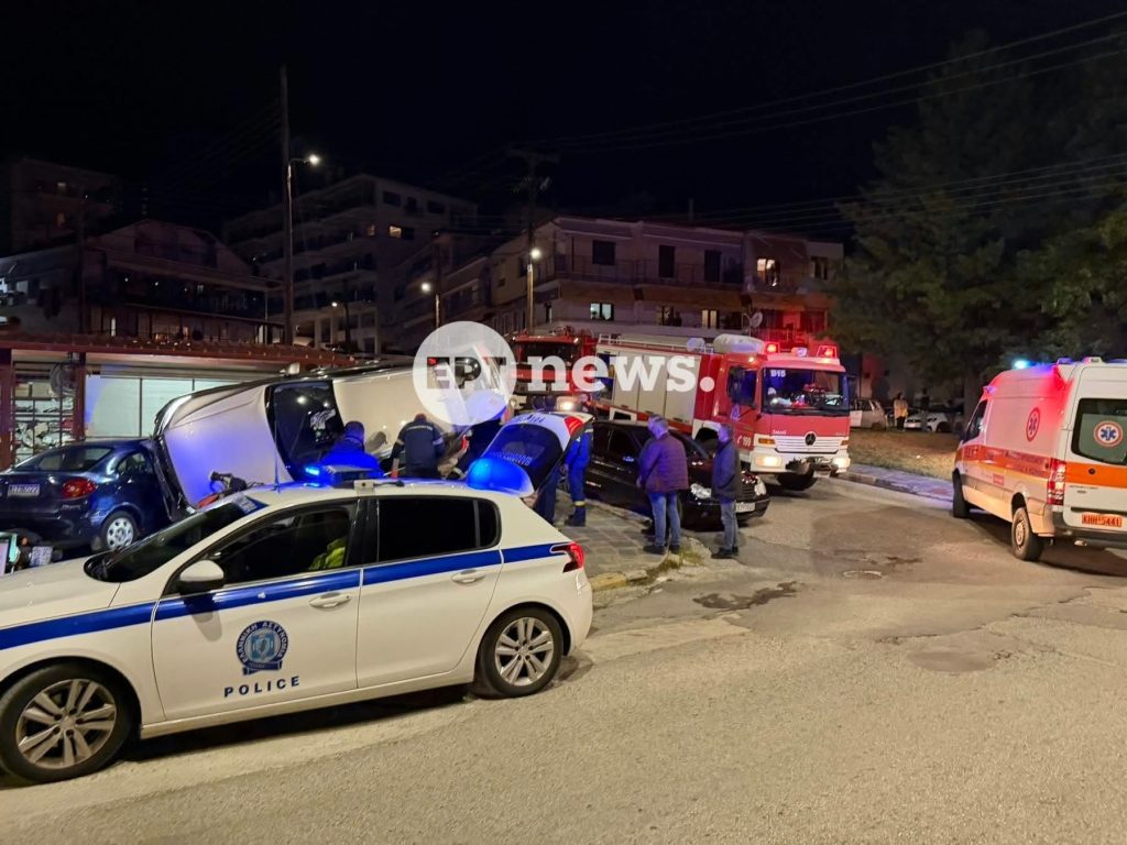 Καστοριά: Αυτοκίνητο αναποδογύρισε σε προαύλιο συνεργείου μηχανών – Απεγκλωβίστηκαν μητέρα και παιδί