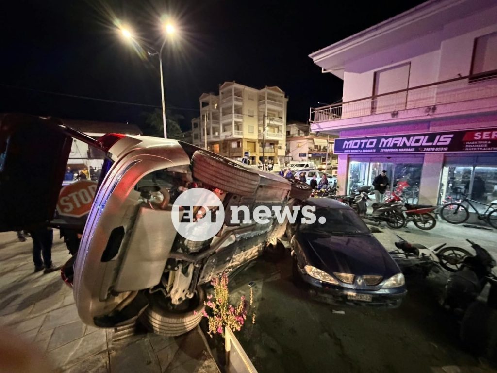 Καστοριά: Αυτοκίνητο αναποδογύρισε σε προαύλιο συνεργείου μηχανών – Απεγκλωβίστηκαν μητέρα και παιδί