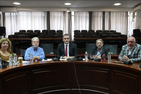 Καύσιμα: Μικρή υποχώρηση στην αμόλυβδη, σταθερό το πετρέλαιο κίνησης