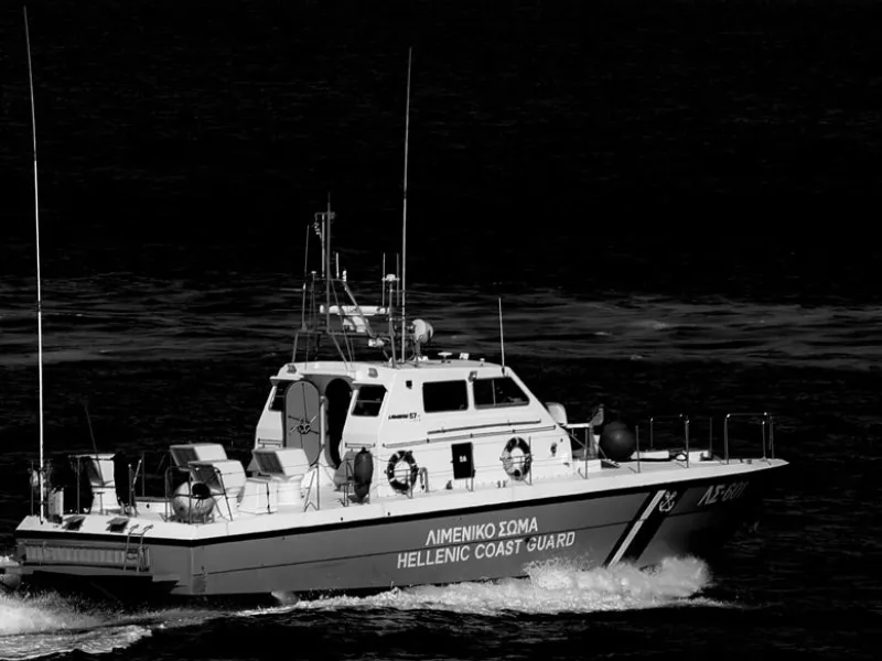 Λέσβος: Χωρίς τις αισθήσεις τους εντοπίστηκαν έξι αλλοδαποί μετά από σύγκρουση σκάφους με πλωτό του Λιμενικού