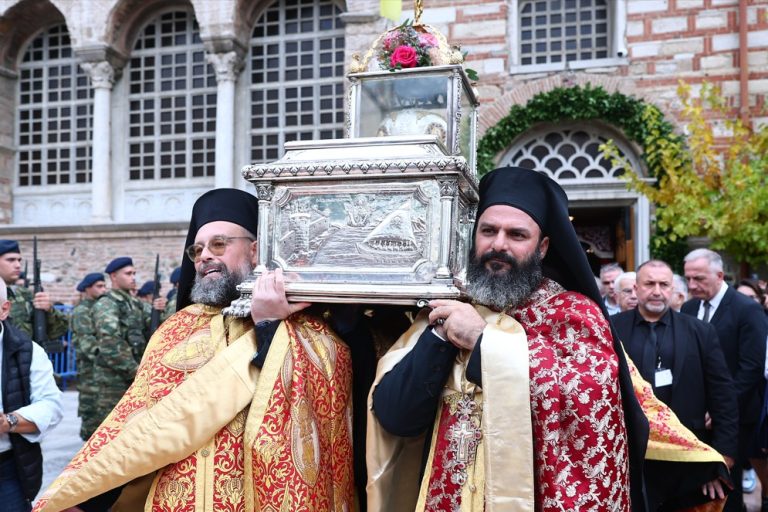 Θεσσαλονίκη: Χιλιάδες πιστοί στη λιτάνευση της Ιερής εικόνας του Αγίου Δημητρίου και της Παναγίας της «Χοζοβιώτισσας»