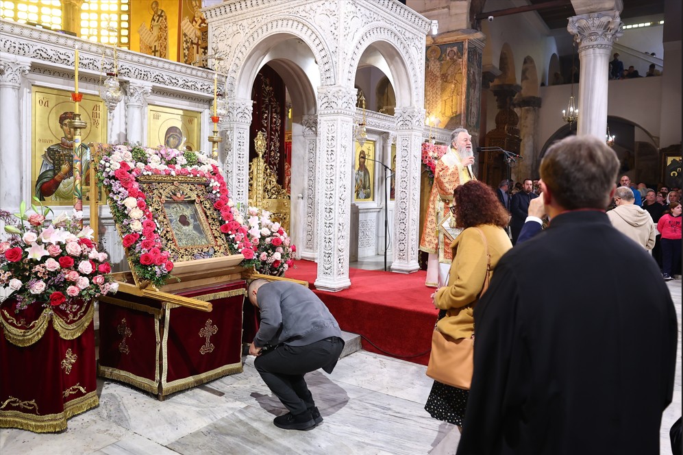 Θεσσαλονίκη: Χιλιάδες πιστοί στη λιτάνευση της Ιερής εικόνας του Αγίου Δημητρίου και της Παναγίας της «Χοζοβιώτισσας»