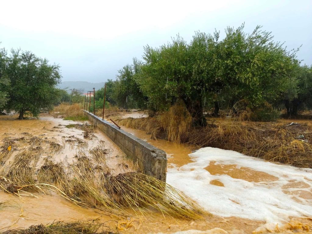 Η κακοκαιρία «χτυπάει» την Κρήτη: Πλημμύρες, καταστροφές και δρόμοι-ποτάμια σε Ηράκλειο και Λασίθι