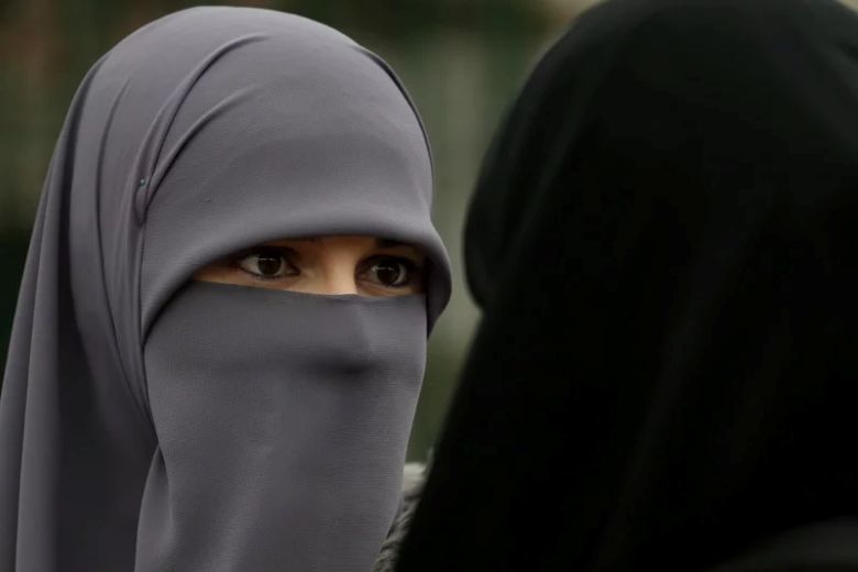 Αζερμπαϊτζάν: Διαδηλώσεις κατά της απαγόρευσης της ισλαμικής μαντίλας στα σχολεία