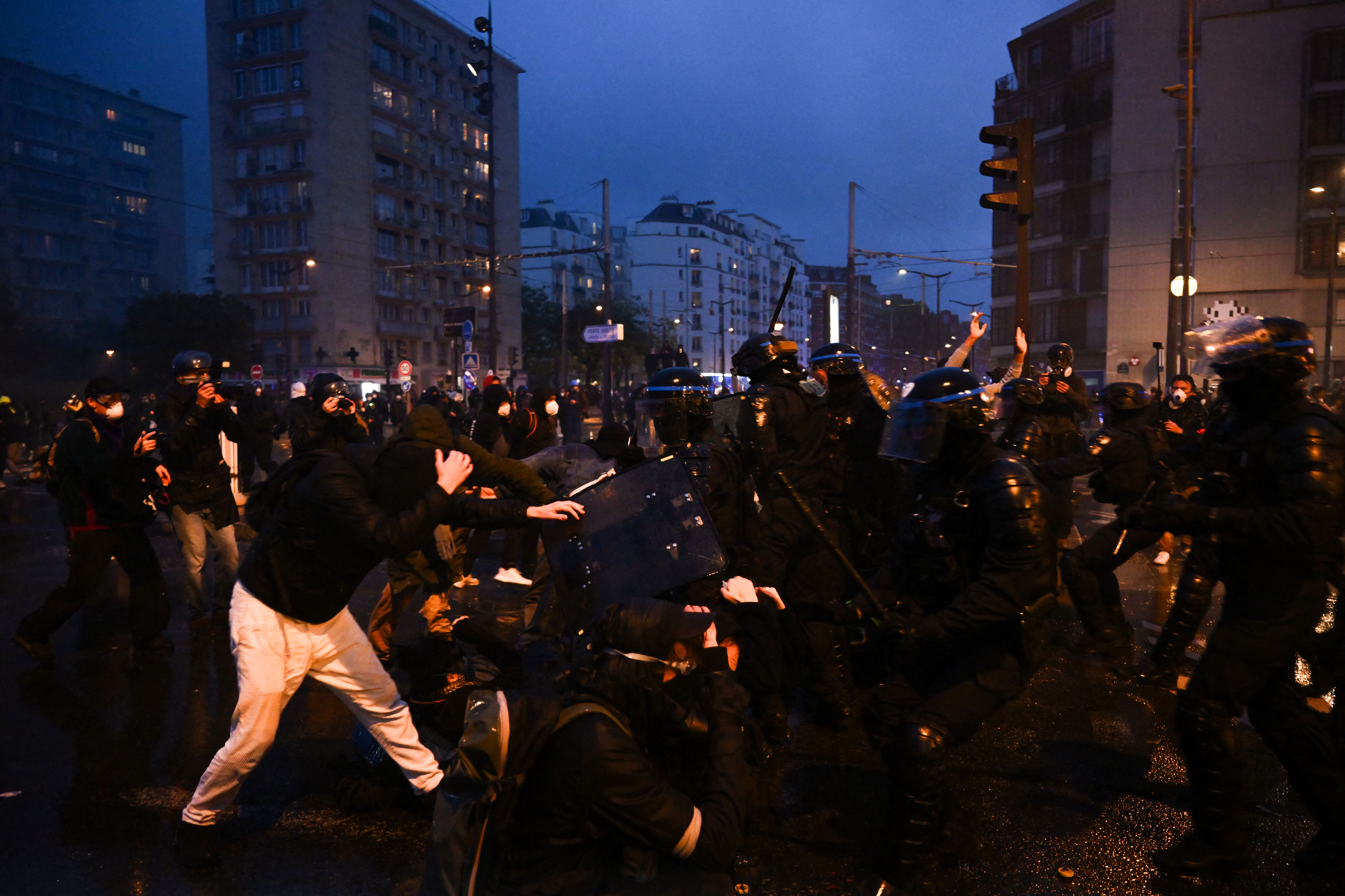 Το ΕΡΤnews στο Παρίσι: Μεγάλης έντασης επεισόδια μετά το τέλος της ειρηνικής διαδήλωσης – Χίλιες προσαγωγές ανακοίνωσε η Αστυνομία