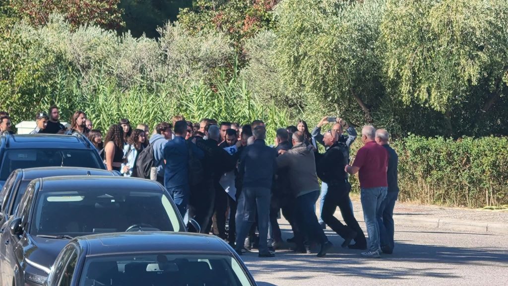 Πανεπιστήμιο Πατρών: Πρεμιέρα για το αγγλόφωνο τμήμα Ιατρικής παρουσία Ζαχαράκη – Ένταση μεταξύ φοιτητών και αστυνομικών δυνάμεων