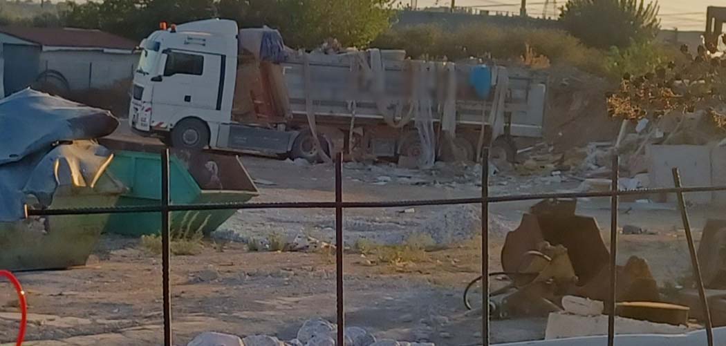 Θεσσαλονίκη: Έριχναν απόβλητα σε αγροτική έκταση στη Χαλκηδόνα- Δύο συλλήψεις