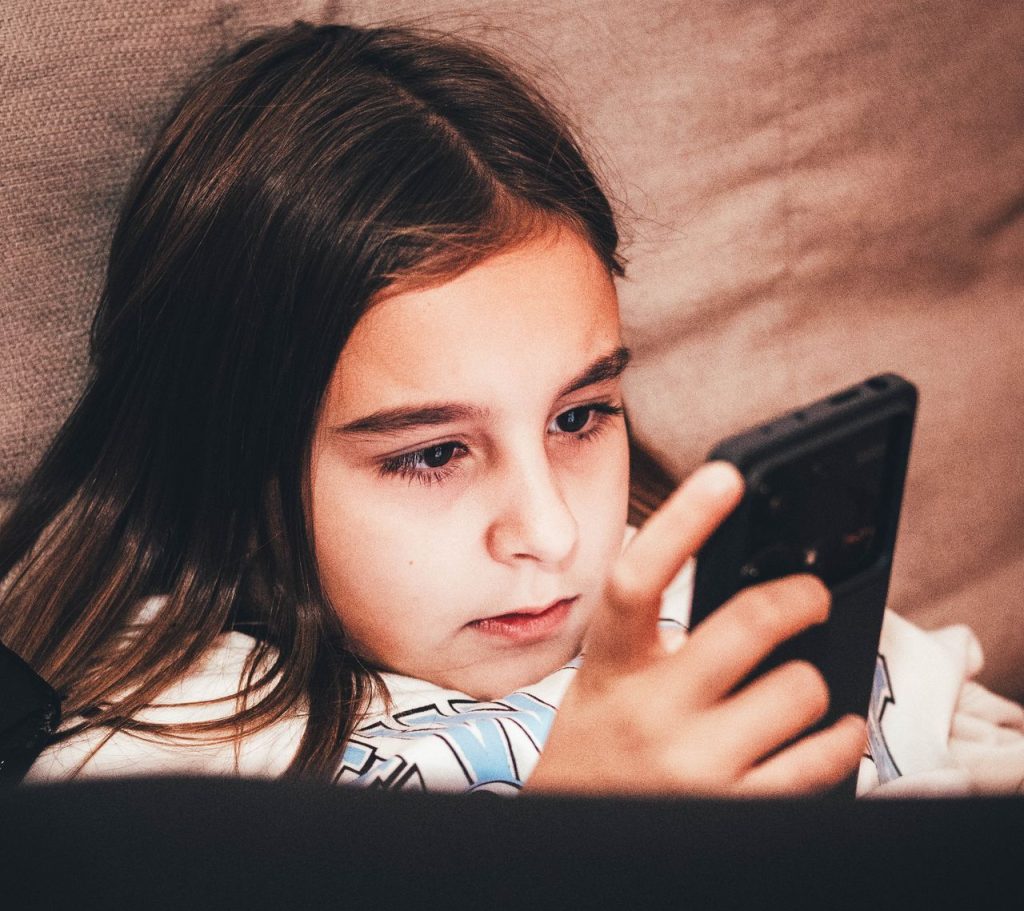 Social media και ανήλικοι: Τι αλλάζει με το όριο των 15 ετών από το 2027 – Οι νέοι κανόνες και η προστασία των δεδομένων, όσα πρέπει να γνωρίζουμε