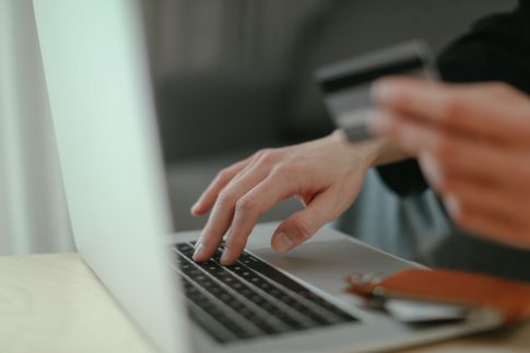 Φωταγώγηση της Εξωραϊστικής Λέσχης Βόλου για την ευαισθητοποίηση σχετικά με τον καρκίνο του μαστού