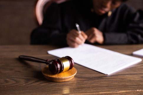 Ελούντα: Έφοδος αστυνομικών σε πάρτι Ισραηλινών με κοκαΐνη – Τέσσερις συλλήψεις