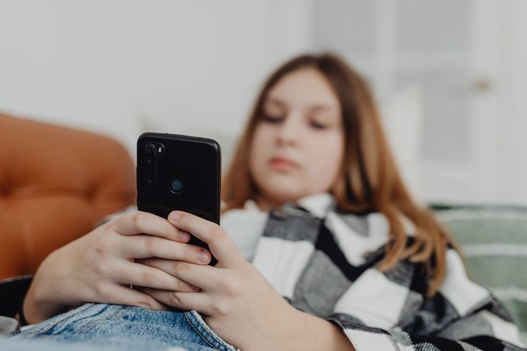Social media και ανήλικοι: Τι αλλάζει με το όριο των 15 ετών από το 2027 – Οι νέοι κανόνες και η προστασία των δεδομένων, όσα πρέπει να γνωρίζουμε