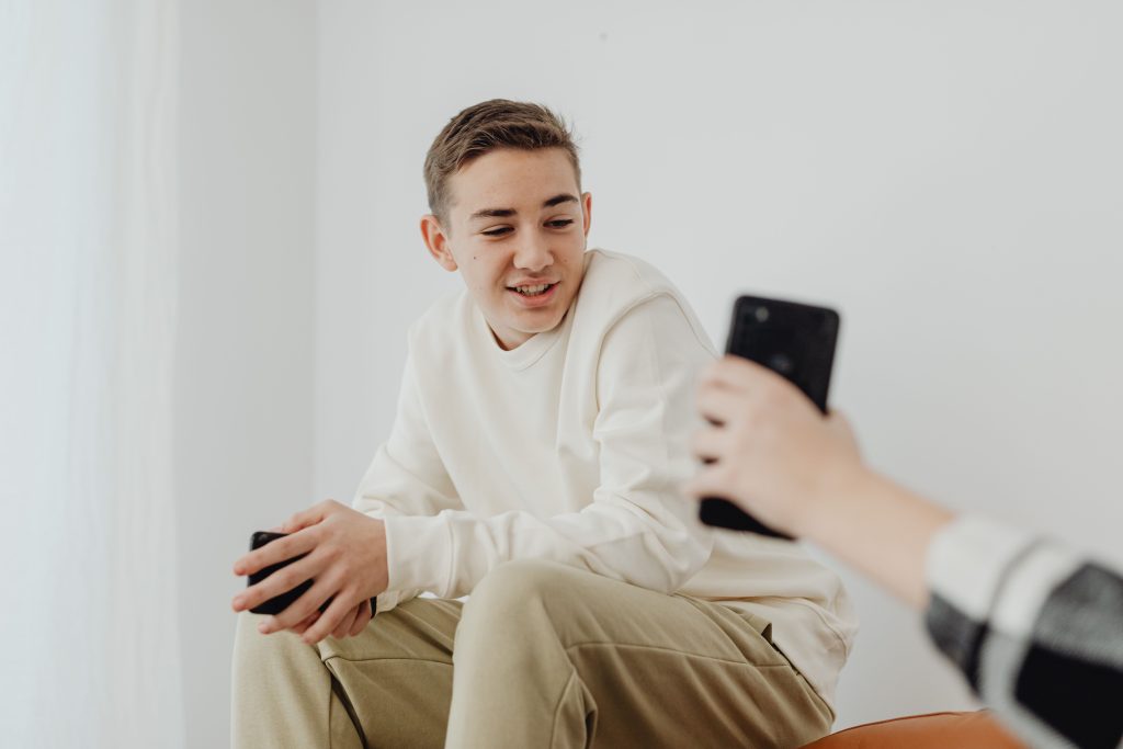 Social media και ανήλικοι: Τι αλλάζει με το όριο των 15 ετών από το 2027 – Οι νέοι κανόνες και η προστασία των δεδομένων, όσα πρέπει να γνωρίζουμε