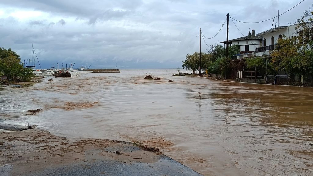 Κακοκαιρία στο Νότιο Πήλιο: Υπερχείλησε το ρέμα στον Πλατανιά – Ήχησε το 112