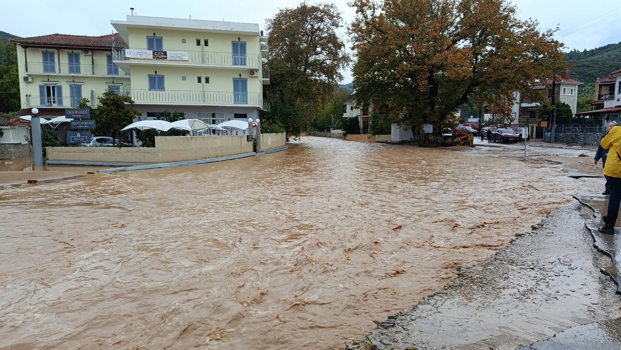 Κακοκαιρία στο Νότιο Πήλιο: Υπερχείλησε το ρέμα στον Πλατανιά  – Ήχησε το 112