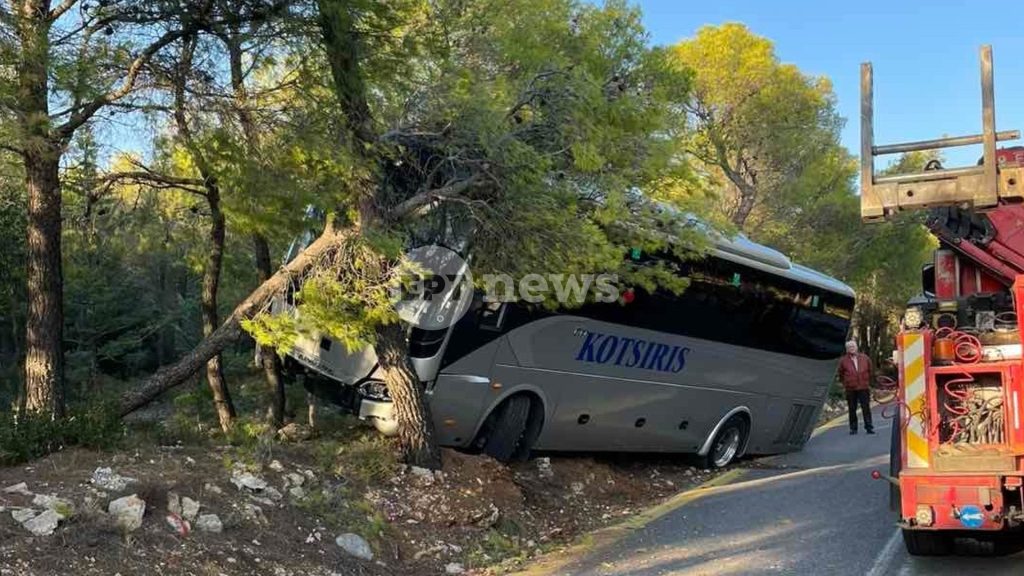 Αχαρνές: Πούλμαν του καζίνο εξετράπη της πορείας του και προσέκρουσε σε δέντρο – Δεν υπάρχουν τραυματίες