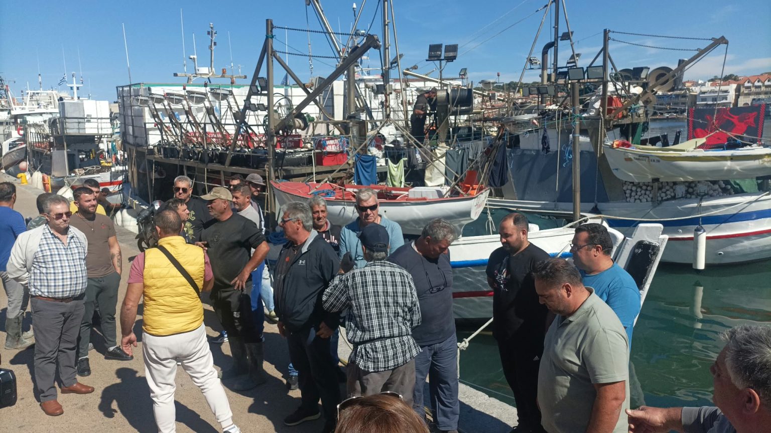 Διαμαρτυρία ψαράδων στο λιμάνι της Μυτιλήνης Διαμαρτυρία ψαράδων στο λιμάνι της Μυτιλήνης