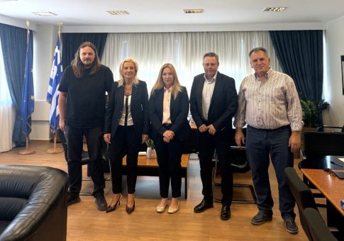 Φωταγώγηση της Εξωραϊστικής Λέσχης Βόλου για την ευαισθητοποίηση σχετικά με τον καρκίνο του μαστού