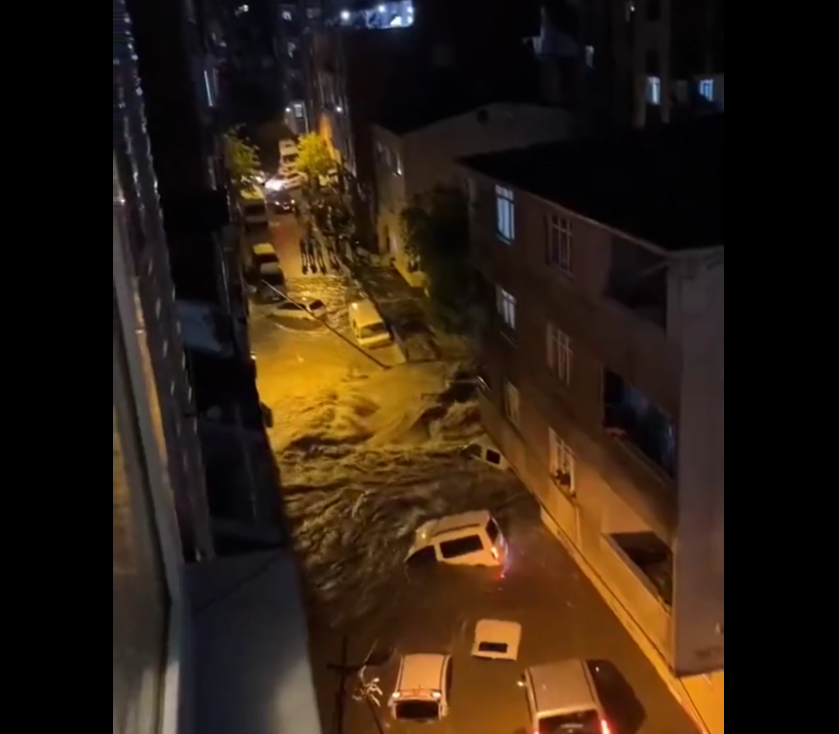 Κωνσταντινούπολη: Δύο νεκροί από τις φονικές πλημμύρες – Εικόνες χάους με δρόμους – ποτάμια, κλειστά σχολεία και εκτροπές πτήσεων