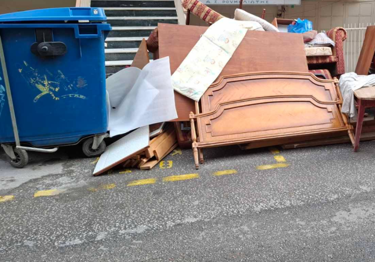 Θεσσαλονίκη: Πρόστιμο 3.000 ευρώ σε δημότη που πέταξε έπιπλα και στρώματα στον δρόμο