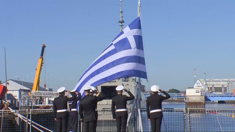 Υψώθηκε η ελληνική σημαία στη φρεγάτα «Νέαρχος» – Με τη Γαλλία χτίζουμε τις αμυντικές δυνατότητες της ευρωπαϊκής μας οικογένειας, τόνισε ο Δένδιας