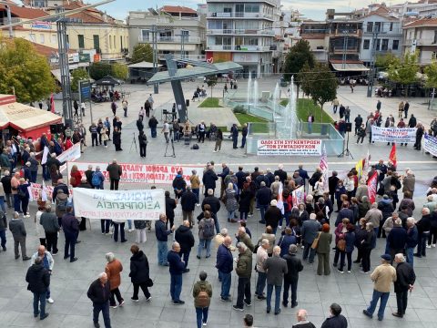 Τρίπολη: Συγκέντρωση ελαιοπαραγωγών έξω από τη Περιφέρεια