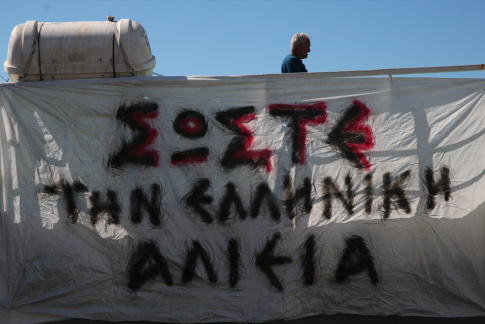 Συγκλονιστικό βίντεο ντοκουμέντο του ΕΡΤnews: Άγριος καβγάς οδηγών στην Ιερά Οδό – Έβγαλε τσεκούρι για την προτεραιότητα
