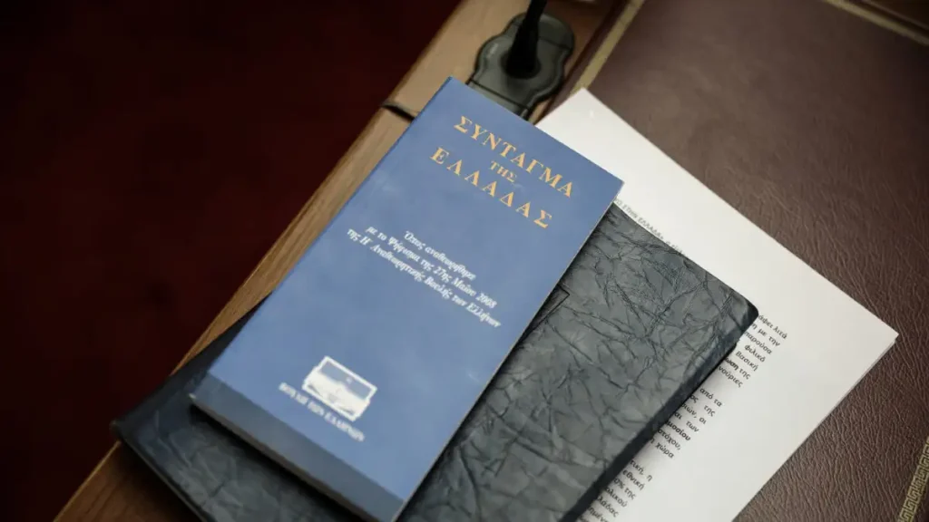Η πρόταση για συνταγματική κατοχύρωση του ανθρώπινου ελέγχου στην τεχνητή νοημοσύνη: «Οι αποφάσεις να λαμβάνονται από ανθρώπους»