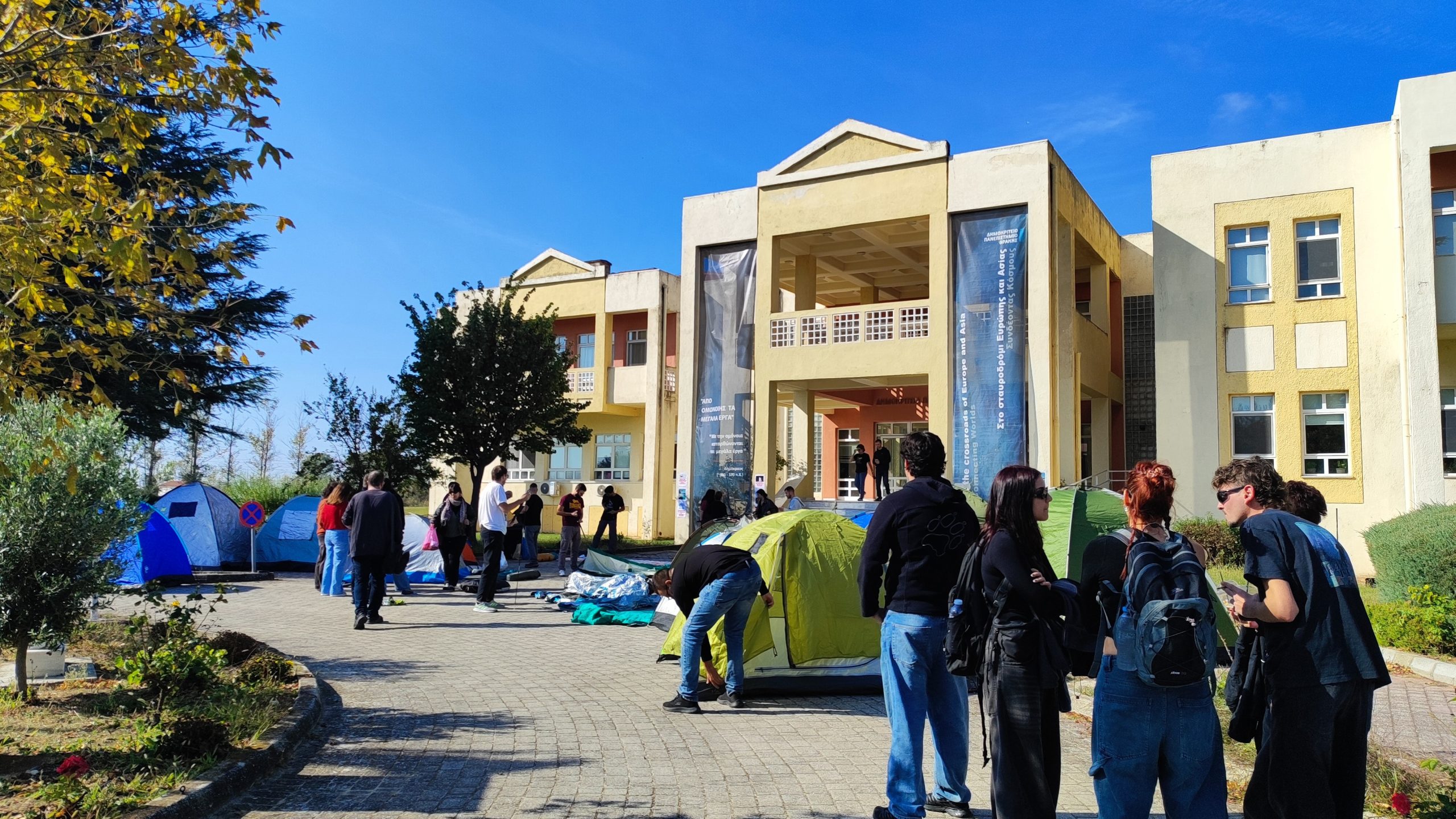 skines-dpu-1 Έστησαν σκηνές οι Φοιτητές έξω από την Πρυτανεία του ΔΠΘ