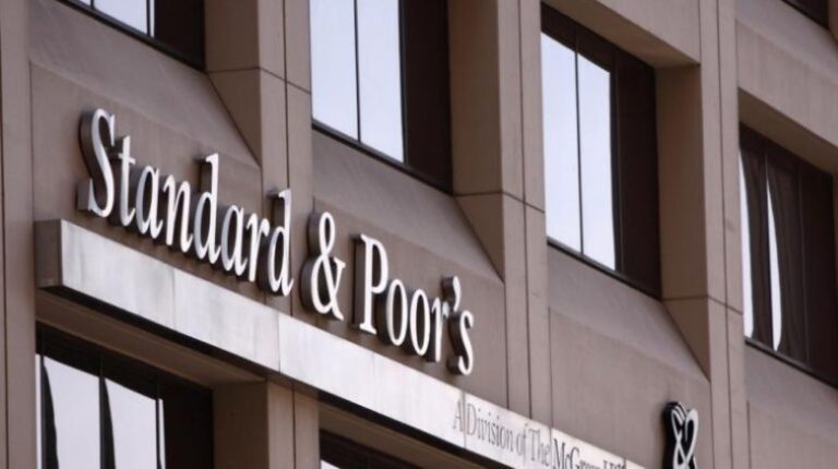 S&P: Επιβεβαίωσε το ελληνικό αξιόχρεο στη βαθμίδα ΒΒΒ με σταθερές προοπτικές
