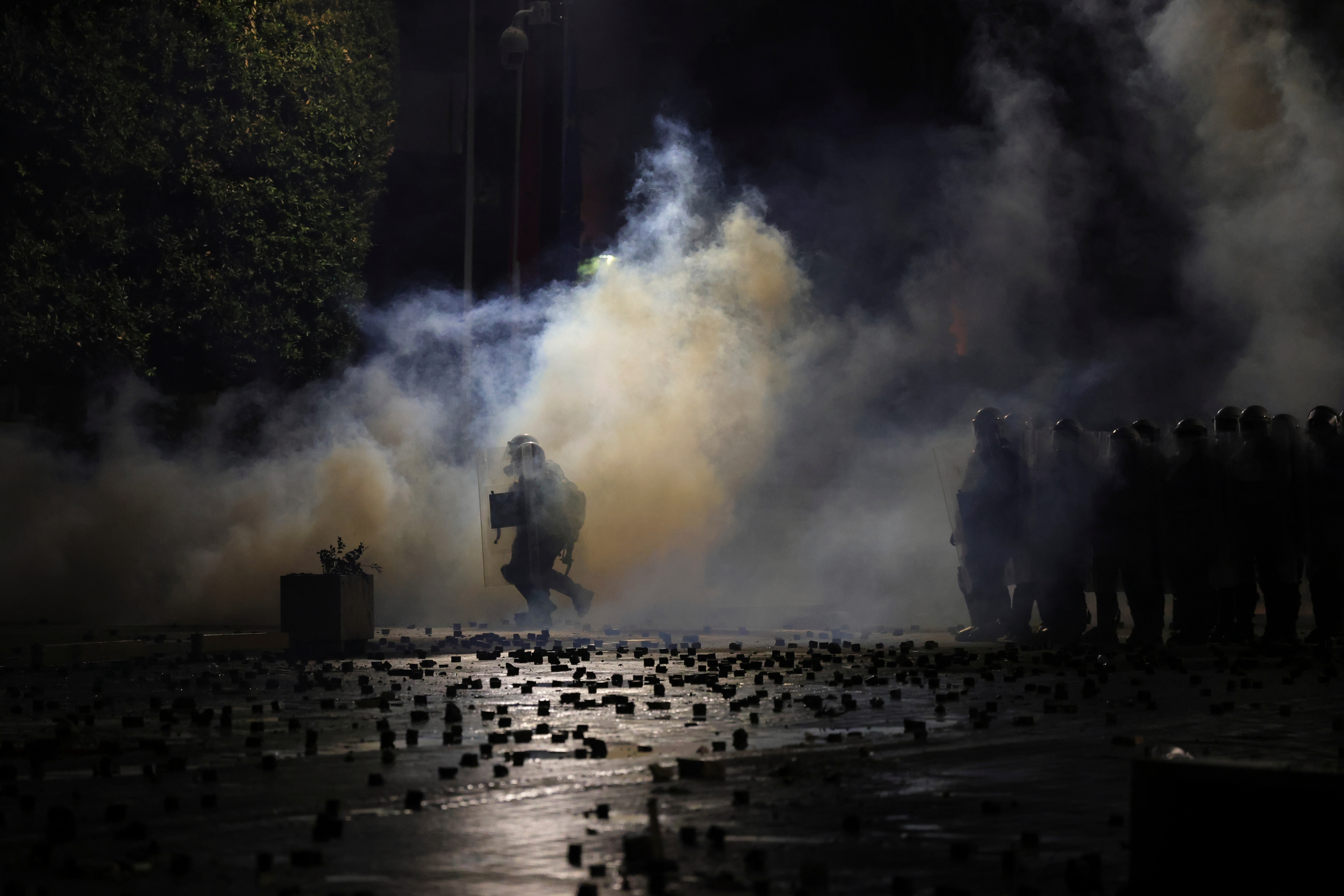 Αλβανία: Το ΕΡΤnews στις επειδοδιακές διαδηλώσεις στα Τίρανα – Δεκάδες τραυματίες στα νοσοκομεία